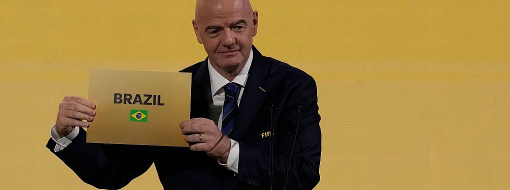 FIFA-Pr&auml;sident Gianni Infantino verk&uuml;ndet beim FIFA-Kongress, dass Brasilien als Gastgeber der Frauenfu&szlig;ball-WM 2027 ausgew&auml;hlt worden ist. - &copy; Sakchai Lalit/AP/dpa