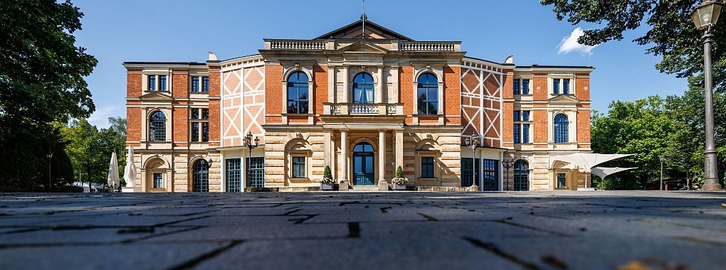 2026 wollten die Festspiele groß Jubiläum feiern - doch für die großen Pläne fehlt das Geld. (Archivbild) - © Daniel Karmann/dpa