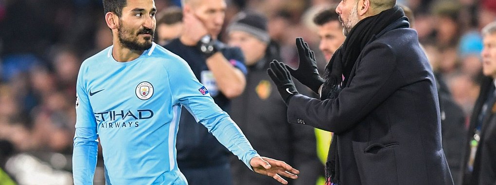 Wieder vereint: Ilkay Gündogan (l) und Pep Guardiola. - © Walter Bieri/KEYSTONE/dpa