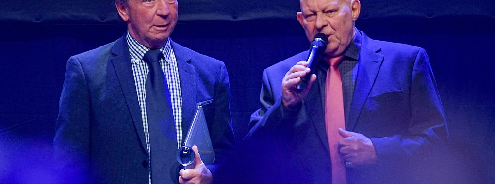 Der frühere Sportreporter Dieter Adler (r) ist gestorben. - © Axel Heimken/dpa