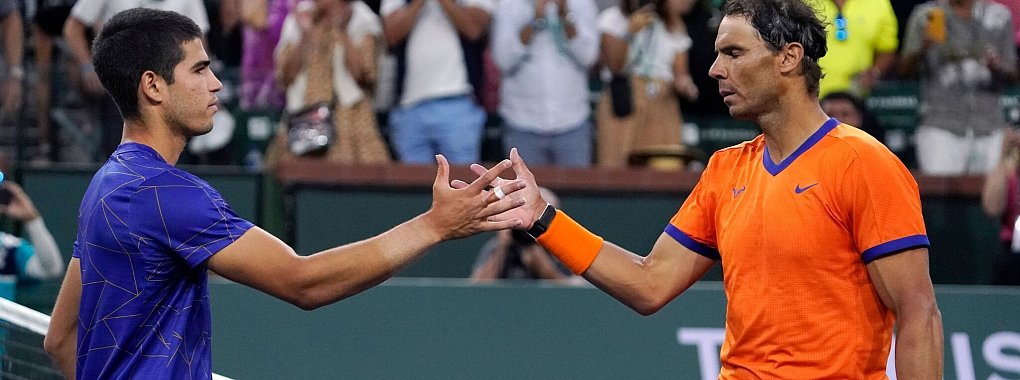 Carlos Alcaraz (l) und Rafael Nadal bestritten in Las Vegas einen Showkampf. - &copy; Mark J. Terrill/AP/dpa
