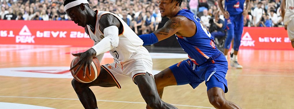 Deutschland\'s Dennis Schröder (l) behauptet vor dem Franzosen Nicolas Datum den Ball. - © Roberto Pfeil/dpa