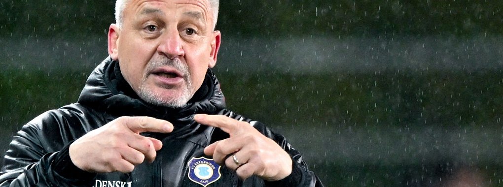 Aue-Cheftrainer Pavel Dotchev spricht sich gegen den Videobeweis aus. - © Hendrik Schmidt/dpa