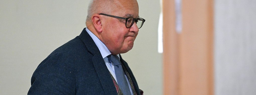 Der frühere DFB-Präsident Fritz Keller war als Zeuge geladen. - © Arne Dedert/dpa/POOL/dpa
