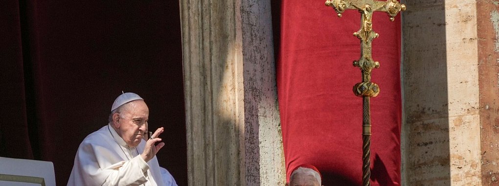 Papst Franziskus (l) erscheint am Ende der Ostermesse in der Hauptloge des Petersdoms im Vatikan. - © Gregorio Borgia/AP/dpa