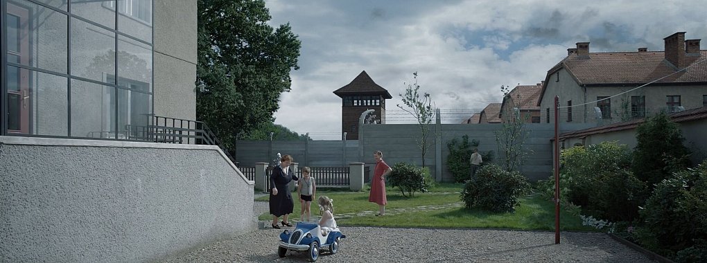 Das Grauen von Auschwitz hinter der Gartenmauer. Doch das Drama &laquo;The Zone Of Interest&raquo; spielt vor der Mauer. - &copy; -/Leonine/dpa