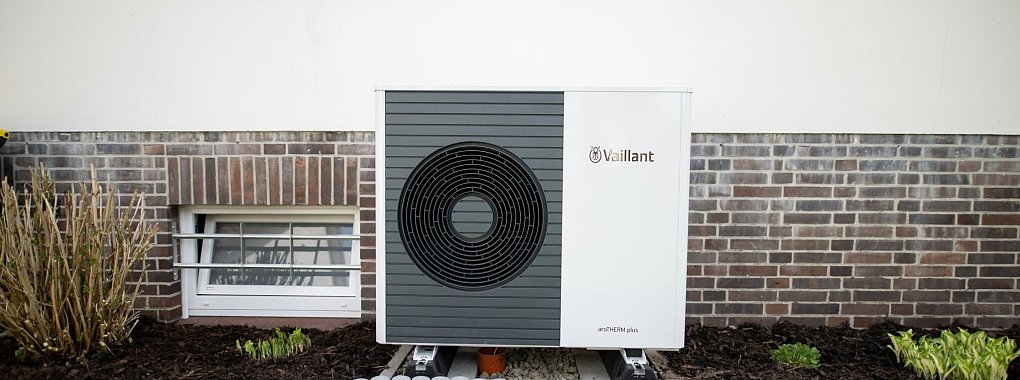 Luft-Wasser-W&auml;rmepumpen nutzen die W&auml;rme der Umgebungsluft um H&auml;user effizient zu heizen. Stiftung Warentest hat f&uuml;nf Monoblock-Modelle bewertet. - &copy; Daniel Reinhardt/dpa/dpa-tmn