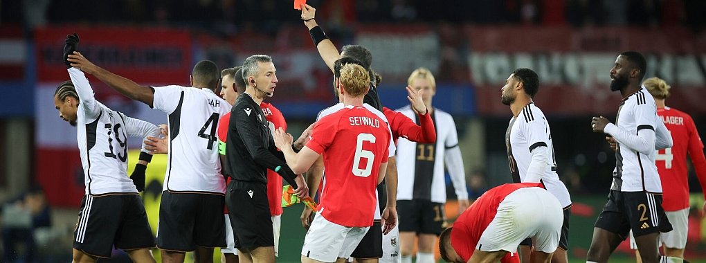 Leroy San&eacute; (l) bleibt f&uuml;r die n&auml;chsten drei L&auml;nderspiele gesperrt. - &copy; Christian Charisius/dpa