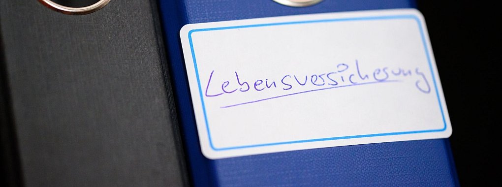 Angestaubt? Besteht ein Lebensversicherungsvertrag schon lange, muss das keineswegs ein Nachteil sein. - © Jonas Walzberg/dpa/dpa-tmn