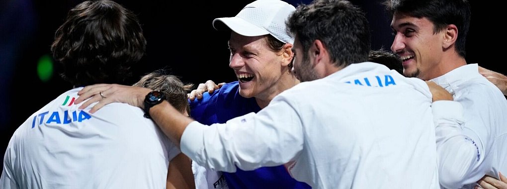 Der Weltranglisten-Vierte Jannik Sinner (M.) strebt in diesem Jahr seinen ersten Titel bei einem der vier Grand-Slam-Turniere an. - © Manu Fernandez/AP/dpa