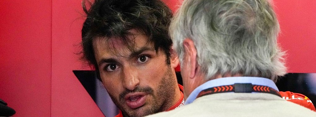 Wird Ferrari verlassen müssen: Carlos Sainz (l). - © Andy Wong/AP