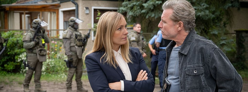 Judith Schrader (Nadja Uhl) und Jochen Montag (Dirk Borchardt) stehen vor dem Haus des Verdächtigten - Szene aus dem ZDF-Krimi «Die Jägerin - Gegen die Wut». - © Christoph Assmann/ZDF/dpa