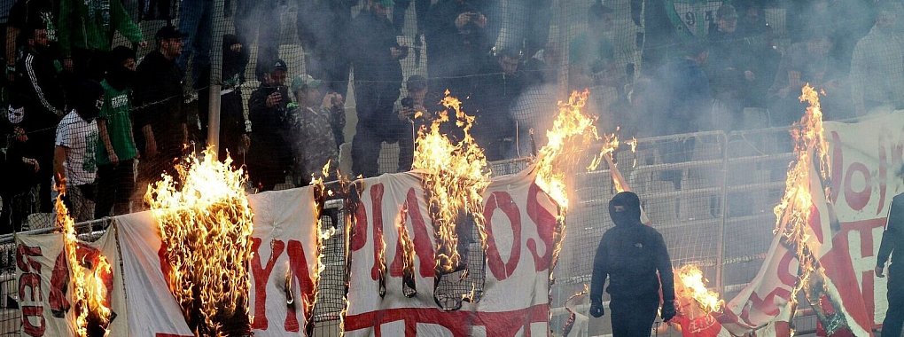 In der griechischen Superliga kam es immer wieder zu Fan-Ausschreitungen. - © -/InTime Sports via AP/dpa