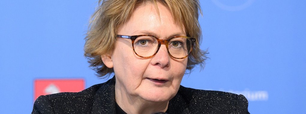 Innenministerin Behrens hat nun doch ein paar 96-Fans in Braunschweig zugelassen. - © Julian Stratenschulte/dpa