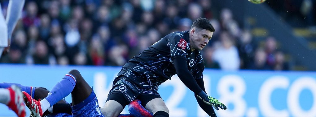 Millwall-Torhüter Liam Roberts traf Mateta mit dem linken Fuß am Kopf. - © Izzy Poles/News Images via ZUMA Press Wire/dpa