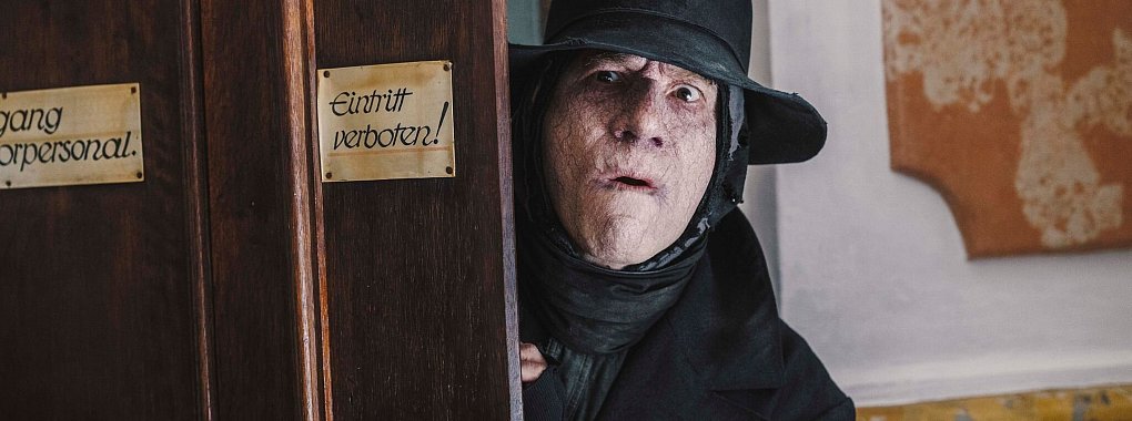 Der liebestrunkene Boandlkramer (Michael Bully Herbig) l&auml;sst sich auf einen Deal mit dem Teufel ein. - &copy; Hendrik Heiden/LEONINE, herbX film, Perathon Medien GmbH;BR/dpa