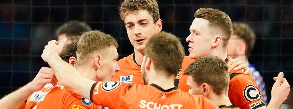 Berlins Mannschaft jubelt &uuml;ber einen Punktgewinn. - &copy; Uwe Anspach/dpa