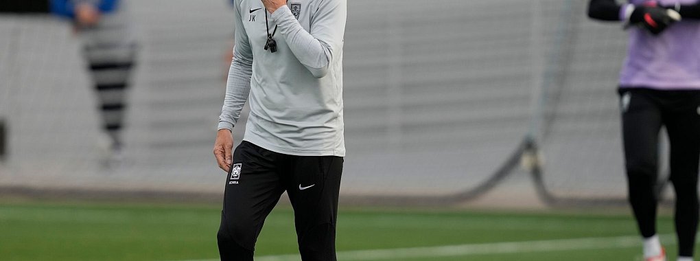 Hatte erst vor einem Jahr den Posten als Nationaltrainer von S&uuml;dkorea &uuml;bernommen: J&uuml;rgen Klinsmann. - &copy; Thanassis Stavrakis/AP/dpa