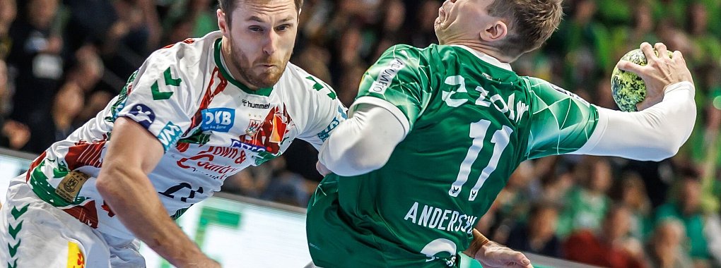 Im Dezember in einer kniffligen Szene verwickelt: Berlins Lasse Andersson (r). - © Andreas Gora/dpa