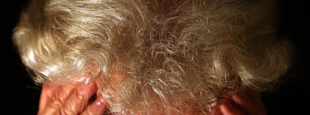 Mit einer Vorsorgevollmacht darf sich eine bestimmte Person um alle rechtlichen Angelegenheiten des oder der Demenzkranken kümmern. - © Karl-Josef Hildenbrand/dpa/dpa-tmn