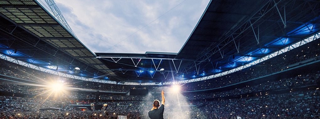 S&auml;nger Damon Albarn von der Band Blur beim Auftritt im Wembley-Stadion. - &copy; Blair Brown [albumcover Ohne Fot/dpa