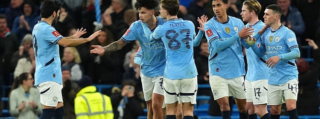 Traf nach Rückstand zweimal für Manchester City: Nico O\\\'Reilly (2.v.l) - © Martin Rickett/PA Wire/dpa