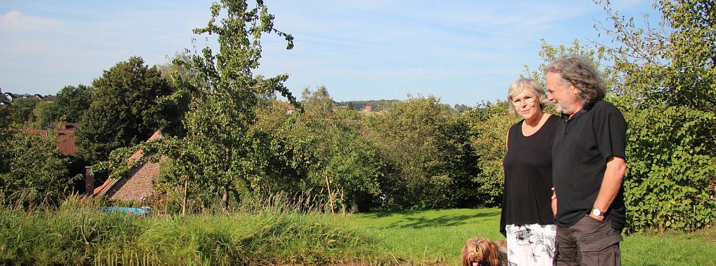 Carola und Peter Kern, vor einem T&uuml;mpel, den sie f&uuml;r die Tiere angelegt haben. - &copy; Katrin Kantelberg(LZ)