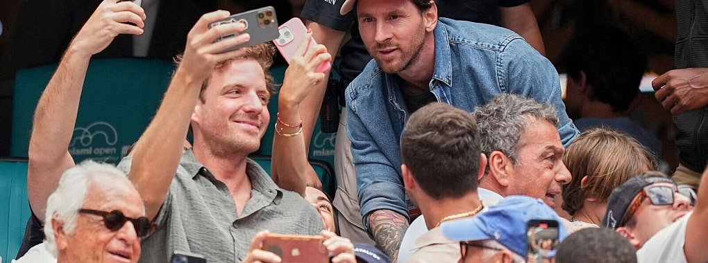 Fußball-Superstar Lionel Messi posiert beim Tennisturnier in Miami für Selfies mit den Fans. - © Rebecca Blackwell/AP/dpa