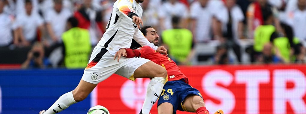 Leroyn Sané (l) bei seinem letzten Einsatz im EM-Viertelfinale gegen Spanien. - © Federico Gambarini/dpa