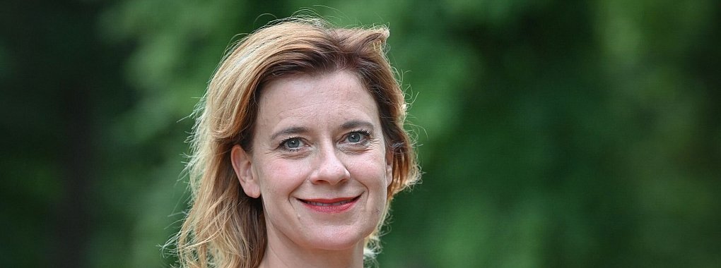 Caroline Peters spielt in einer neuen RTL-Krimireihe «Die Neue und der Bulle – Ein Duisburg-Krimi» eine Wirtin aus dem Ruhrgebiet (Archivbild). - © Patrick Pleul/dpa-Zentralbild/dpa