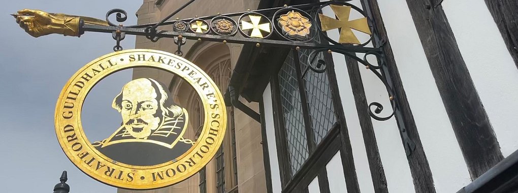 Ein Schild an einem historischen Geb&auml;ude (Guildhall) in der englischen Stadt Stratford-upon-Avon erinnert an den Schriftsteller William Shakespeare. - &copy; Julia Kilian/dpa