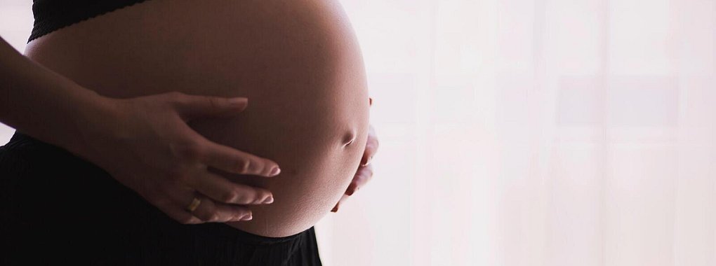 Viele Frauen finden in Deutschland auf Grund des Fachkräftemangels keine Hebamme. - © pexels/Freestock.org