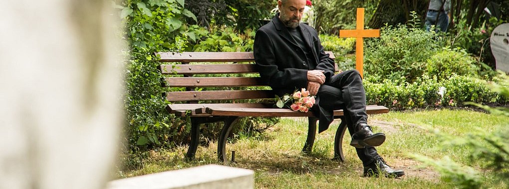 Wenn der verstorbene Ehepartner bereits Rente bezogen hat, können Witwen oder Witwer innerhalb von 30 Tagen nach dem Tod einen Vorschuss auf die Hinterbliebenenrente beantragen. - © Christin Klose/dpa-tmn