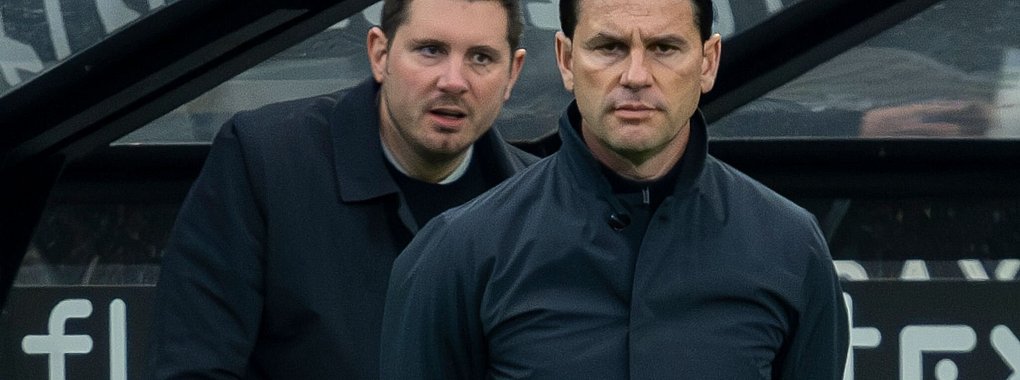 Der neue Scouting-Chef des FC Bayern kommt aus Gladbach: Nils Schmadtke (l), hier mit VfL-Trainer Gerardo Seoane. - © David Inderlied/dpa