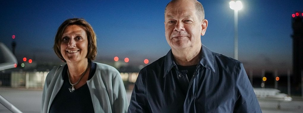 Britta Ernst und Ehemann Olaf Scholz auf dem Weg zum G-7-Gipfel in Japan. (Archivbild) - © Kay Nietfeld/dpa