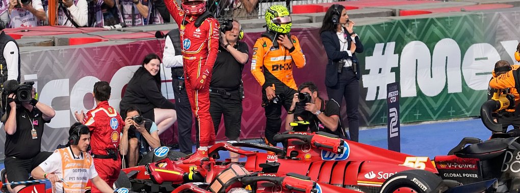 Neben dem siegereichen Ferrari-Fahrer Carlos Sainz war kein Platz für Max Verstappen. - © Eduardo Verdugo/AP/dpa