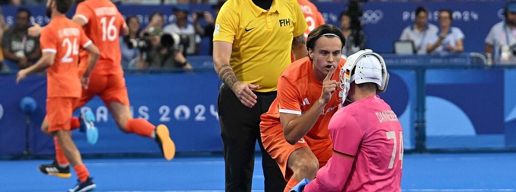 Duco Telgenkamp (2vr) hat sich nach seinem Aussetzer beim deutschen Torh&uuml;ter Jean-Paul Danneberg (r) pers&ouml;nlich entschuldigt. - &copy; Arun Sankar/AFP/dpa