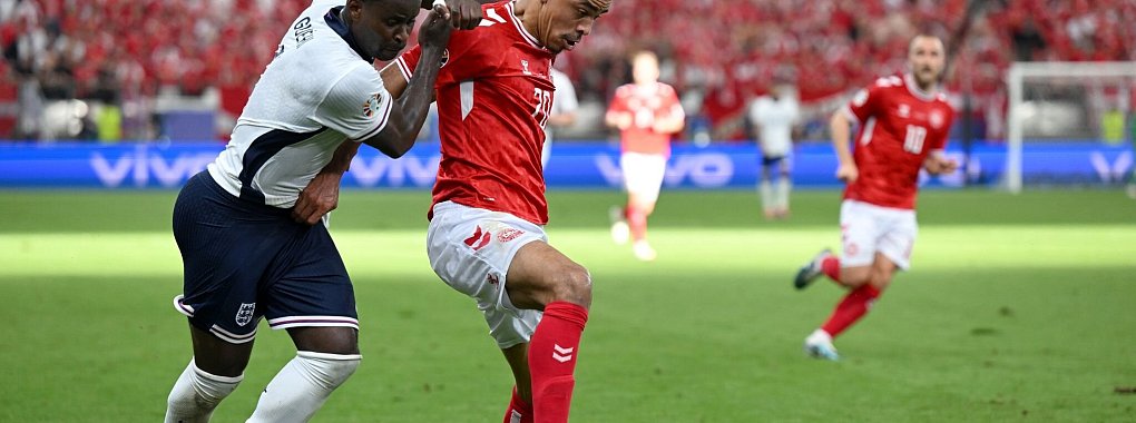 Dänemarks Yussuf Poulsen (r) behauptet vor Englands Marc Guehi den Ball. - © Arne Dedert/dpa