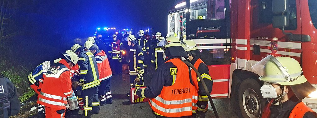Wenn die professionellen Retter am Unfallort eintreffen ud &uuml;bernehmen, ist die Arbeit der Ersthelfer getan. - &copy; Feuerwehr Schieder-Schwalenberg