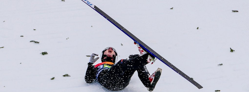 Der Italiener Giovanni Bresadola st&uuml;rzte in Planica schwer. - &copy; Darko Bandic/AP/dpa