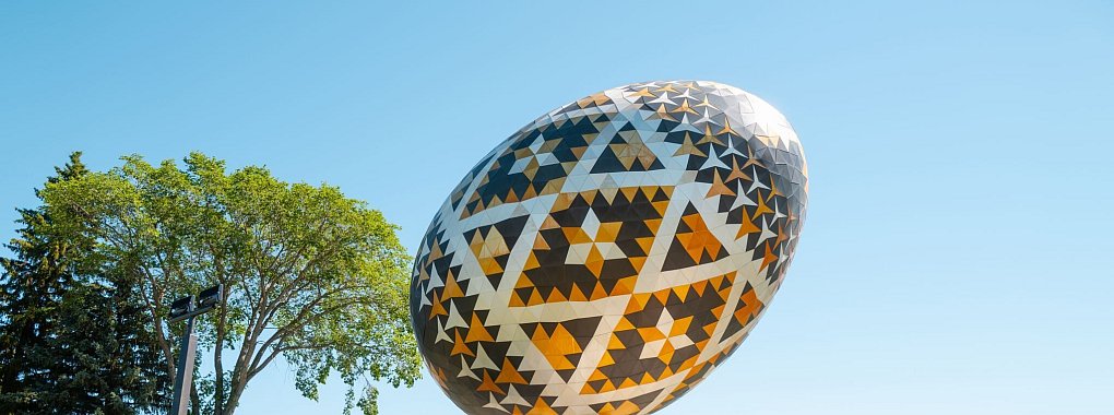 Lässt sich schwerlich verstecken: das gigantische Osterei im kanadischen Vegreville. - © Marc Webster/Travel Alberta/dpa-tmn