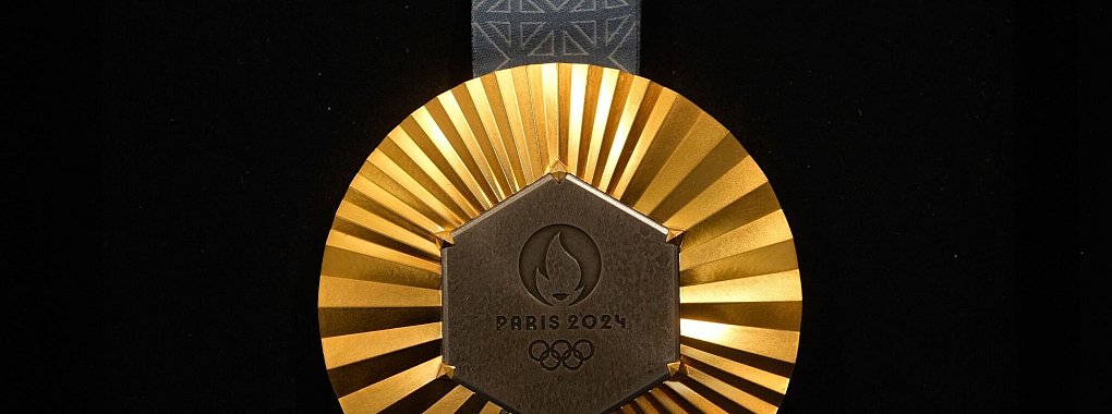 So eine Goldmedaille ist f&uuml;r Leichtathleten in Paris 50.000 Dollar wert - &copy; Thibault Camus/AP/dpa