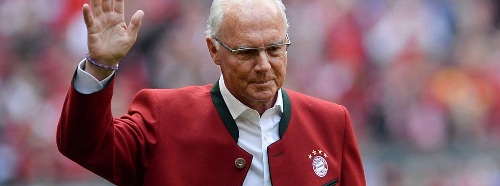 Der Ikone Franz Beckenbauer wird auf der Mitgliederversammlung des FC Bayern gedacht. - © Andreas Gebert/dpa