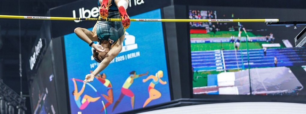 Armand Duplantis sorgt beim Istaf Indoor für eine Stabhochsprungshow. - © Andreas Gora/dpa