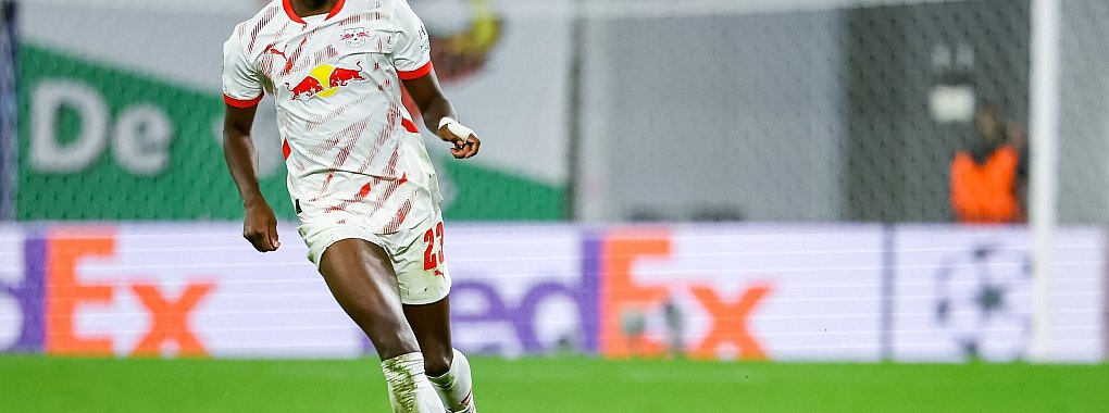 Castello Lukeba sieht mit Jürgen Klopp RB Leipzig titelreif. - © Jan Woitas/dpa