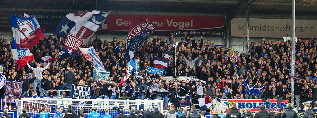 Kiels Spieler feiern mit den Fans den Sieg. - © Frank Molter/dpa