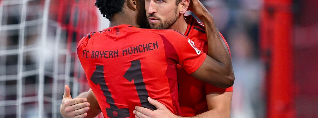 Bayerns Torschützen beim Jubel: Kingsley Coman (l) und Harry Kane. - © Sven Hoppe/dpa