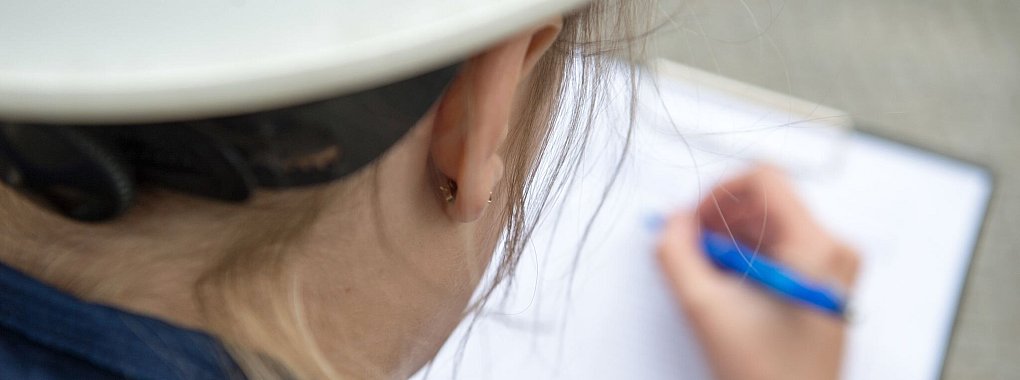 Bauherren sollten jede Seite des Abnahmeprotokolls vor Ort abfotografieren, damit sie im Zweifel eine Kopie des Dokuments als Nachweis griffbereit haben. - © Andrea Warnecke/dpa-tmn