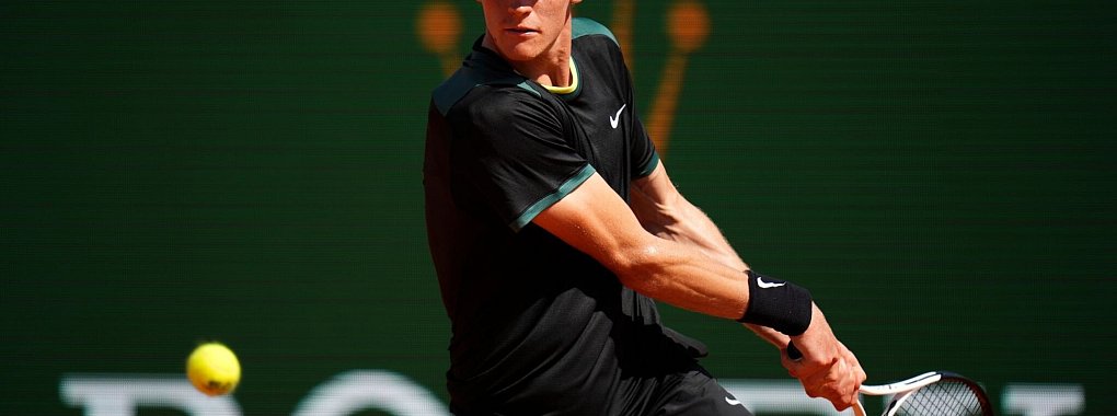 Jannik Sinner musste sich in Monte-Carlo Stefanos Tsitsipas geschlagen geben. - &copy; Daniel Cole/AP/dpa