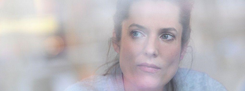 Schauspielerin Marie Burchard wünscht sich mehr Offenheit für neue Formen der Familie. - © Jens Kalaene/dpa